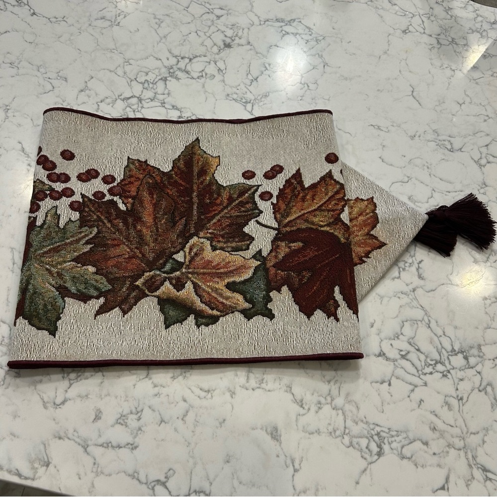 David Carter Brown Fall Leaves‎ Table Runner